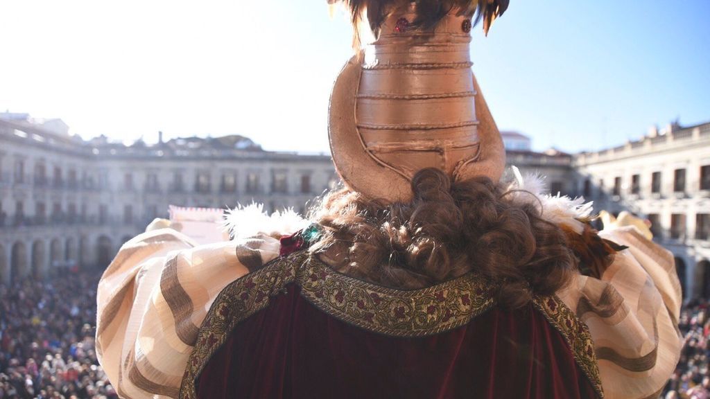 Los Reyes Magos llegan a Vitoria en tren para saludar a los niños