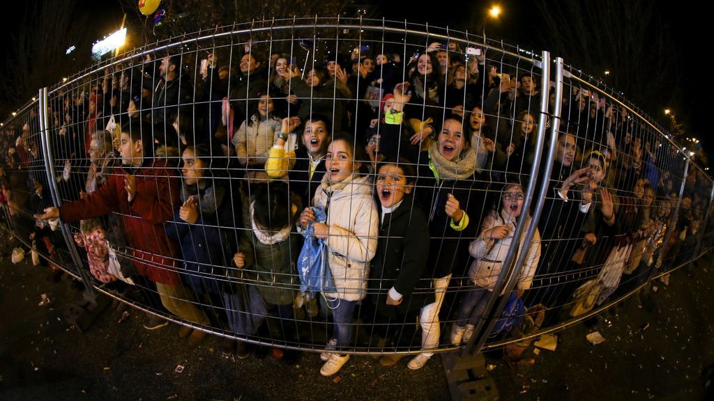 Miles de niños asisten a la tradicional Cabalgata de los Reyes Magos de Oriente