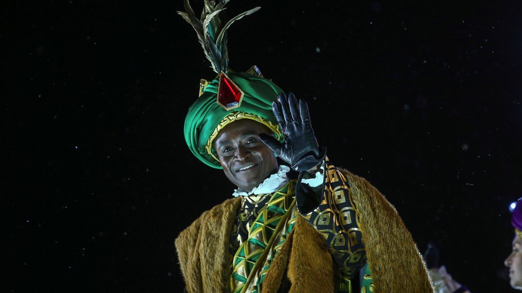 El Rey Baltasar saluda desde su carroza durante la tradicional Cabalgata de los Reyes Magos