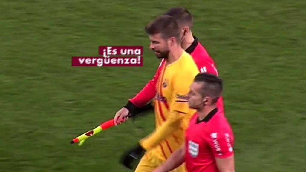 Piqué, al árbitro tras no sacar amarilla a Calleri por hacerle falta: "Esto es una vergüenza"