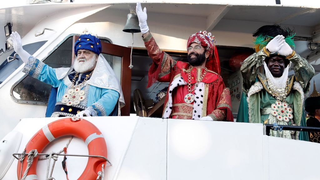 Los tres Reyes Magos, Melchor, Gaspar y Baltasar a su llega en barco al puerto de Valencia