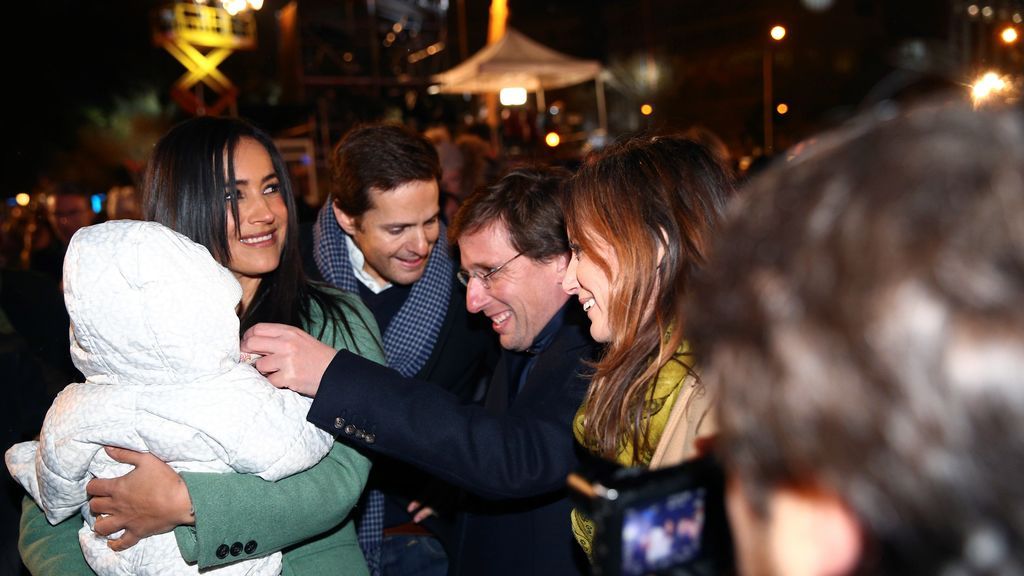 El alcalde de Madrid, José Luis Martínez-Almeida y la vicealcaldesa Begoña Villacis durante la tradicional Cabalgata de los Reyes