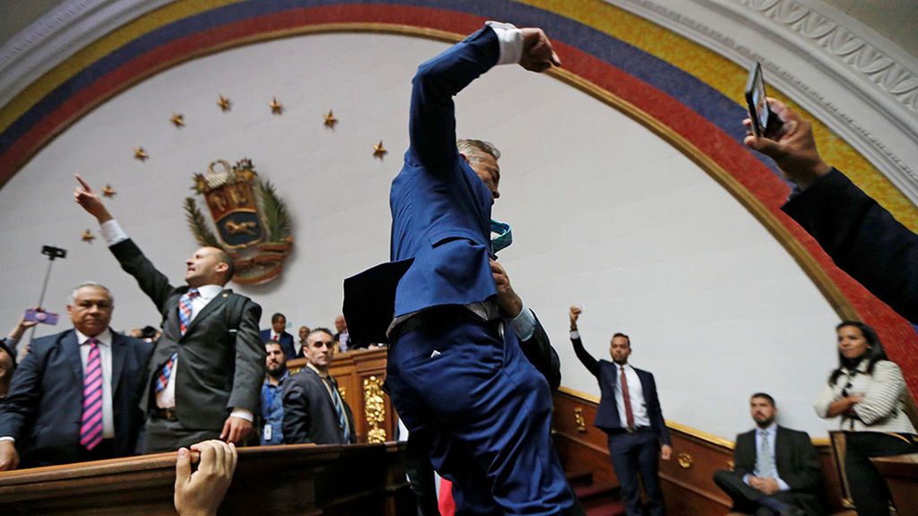 Gritos y peleas entre diputados en la Asamblea Nacional de Venezuela