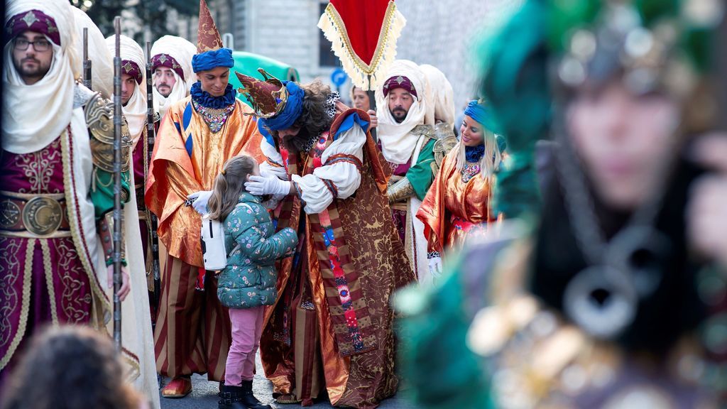 El Rey Gaspar saluda a una niña a la salida de la Alcazaba, durante la Cabalgata de Reyes en Málaga