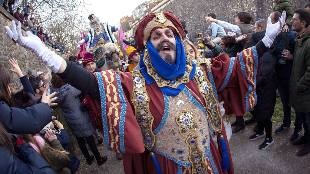 El Emisario Real anuncia la llegada de los Reyes Magos a su entrada a Pamplona