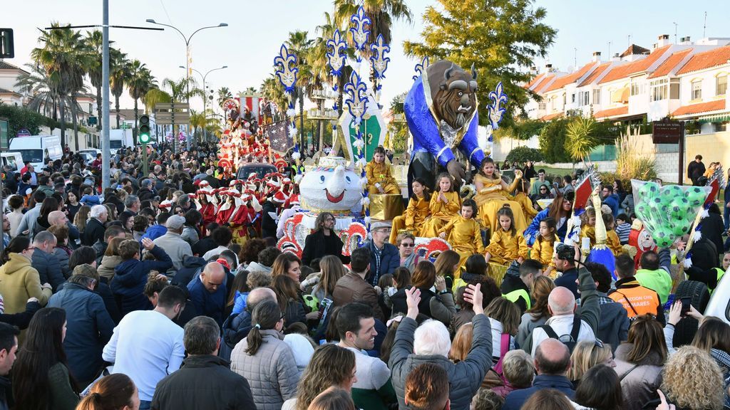 Miles de tomareños reciben a los Reyes Magos en la noche más especial del año en Sevilla