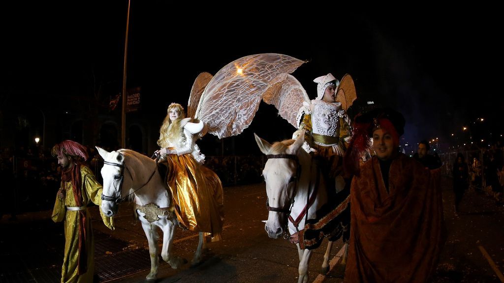 La tradicional Cabalgata de los Reyes Magos de Oriente recorre hoy domingo las calles de Madrid
