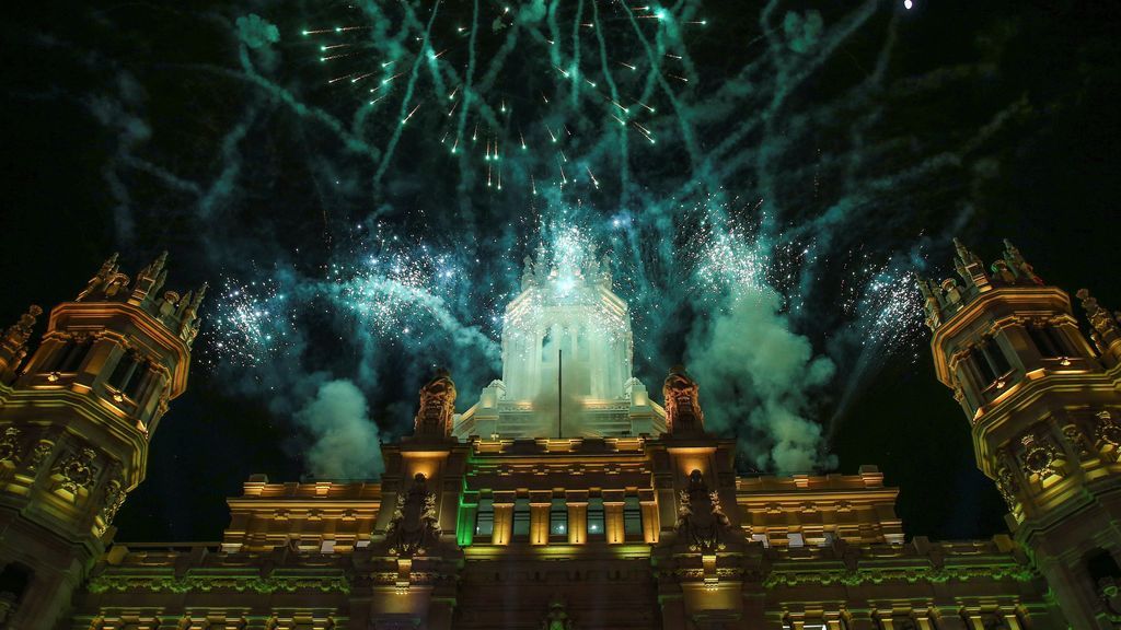 Fuegos artificiales al finalizar la Cabalgata de Reyes Magos en Madrid