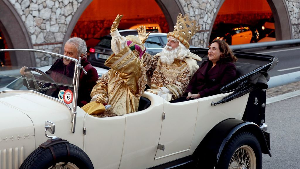 El rey Melchor junto a la alcaldesa de Barcelona, Ada Colau a la llegada de los Reyes Magos