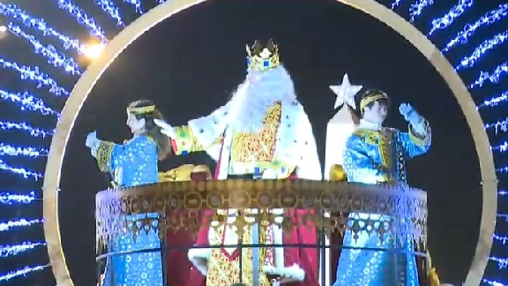 Sus majestades los Reyes Magos de Oriente llegan a Madrid entre una multitud de niños ilusionados
