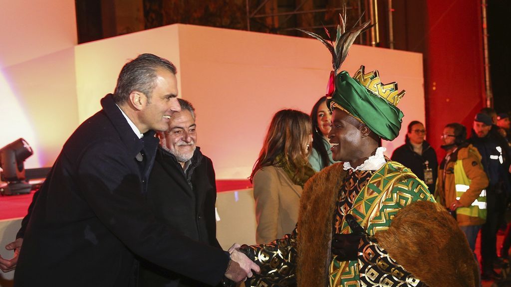 El concejal de Vox Javier Ortega Smith saluda al rey Baltasar durante la Cabalgata de Madrid