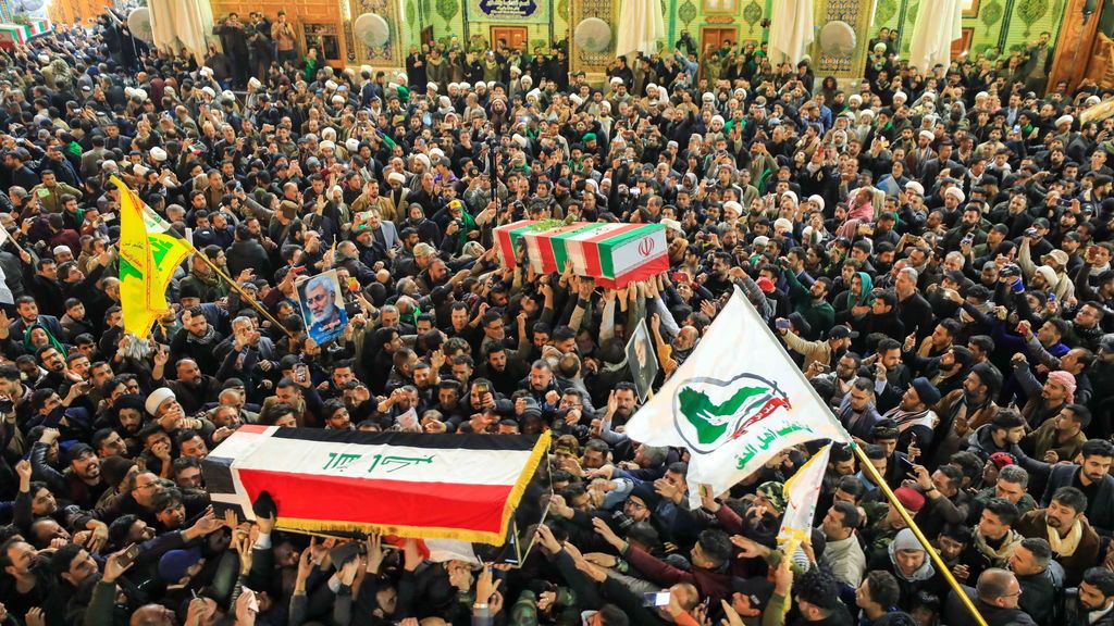 Miles de personas reciben en Teherán el cadáver de Soleimani con gritos de "venganza y muerte" a América