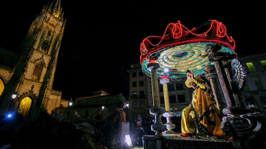 Oviedo en su tradicional Cabalgata de Reyes