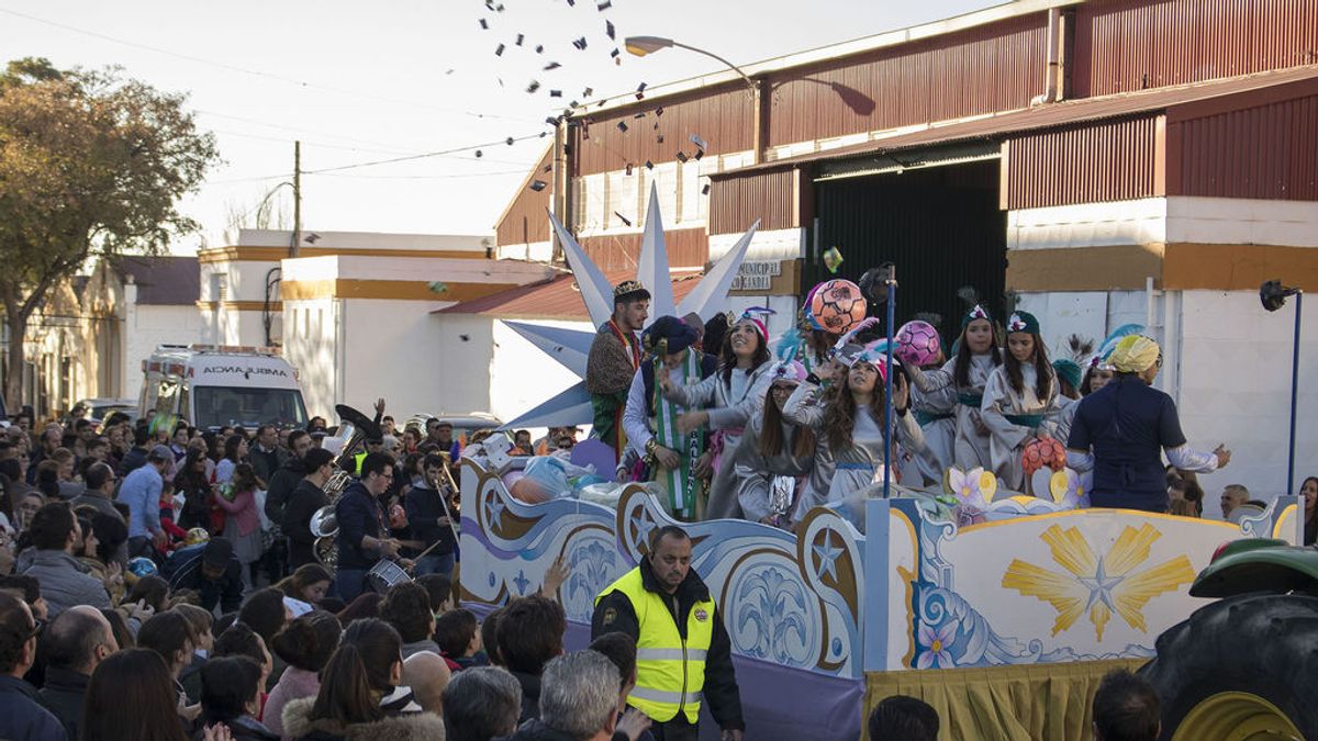 Polvorones, lomo ibérico y bombones: las cabalgatas más golosas están en Andalucía Polvorones, lomo ibérico y bombones: las cabalgatas más golosas están en Andalucía