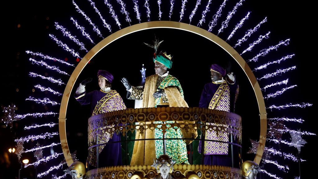 El Rey Baltasar saluda desde su carroza durante la tradicional Cabalgata de los Reyes Magos de Oriente que recorre hoy domingo las calles de Madrid
