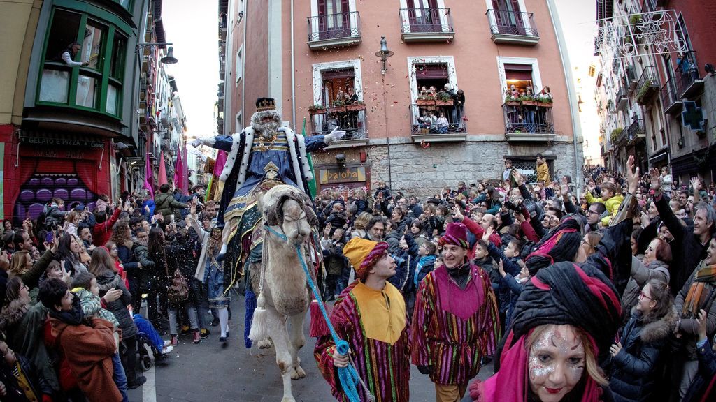El Rey Melchor montado en su dromedario hace su entrada a Pamplona