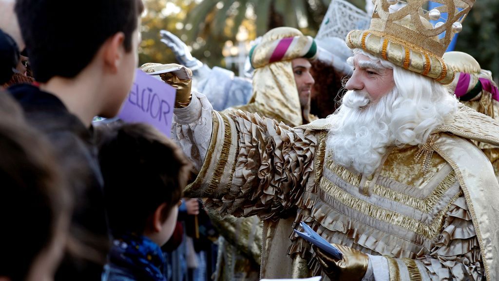 El rey Melchor recoge las cartas de los niños que esperan la llegada de los Reyes Magos en Barcelona