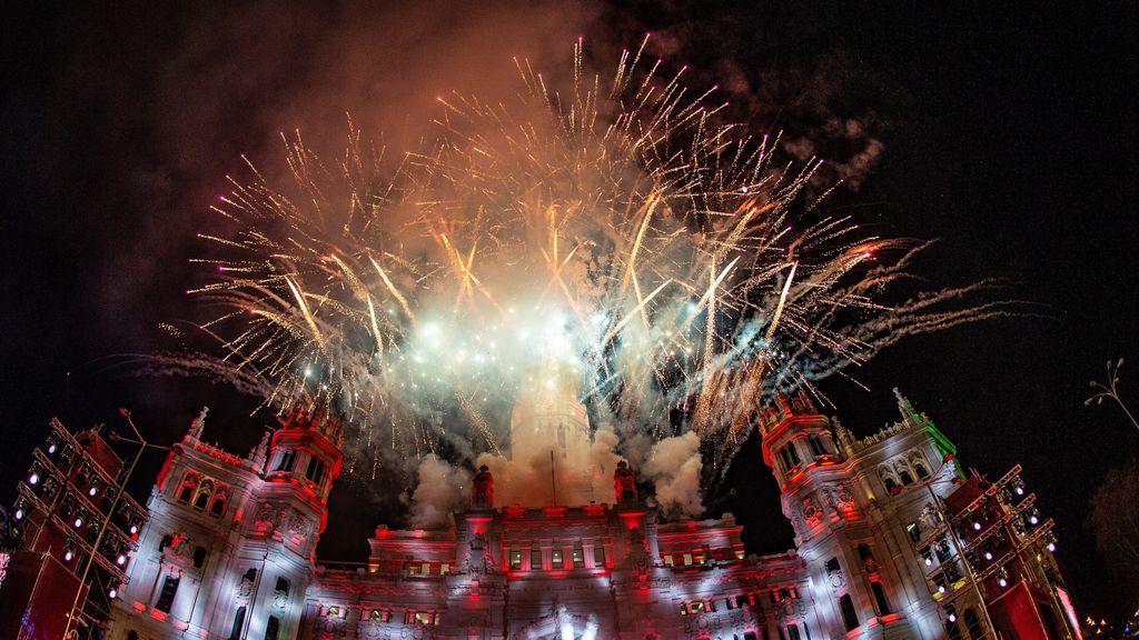 Fuegos artificiales al finalizar la Cabalgata de Reyes Magos de Madrid