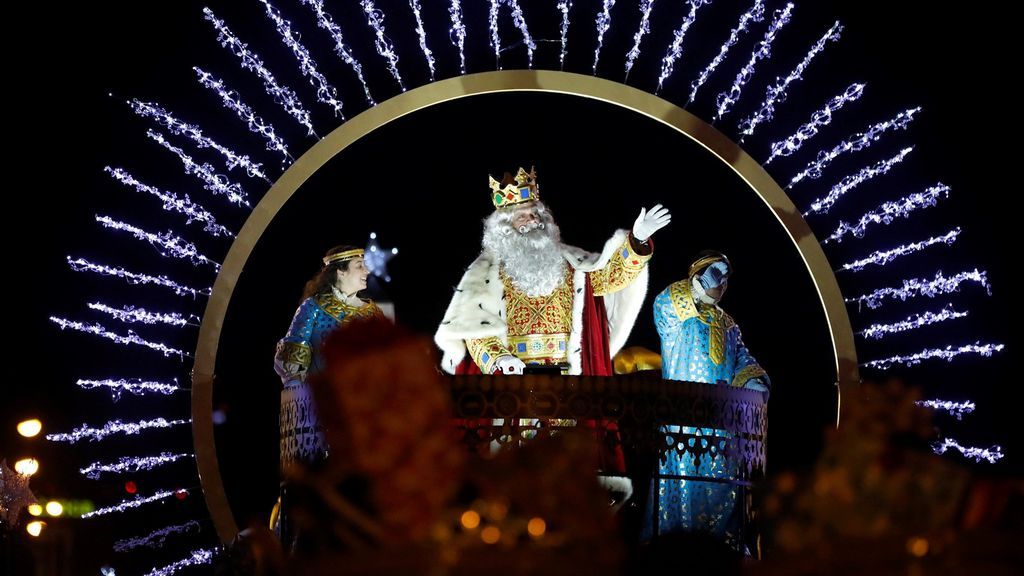 Los Reyes Magos llegan cargados de ilusión a España, en imágenes