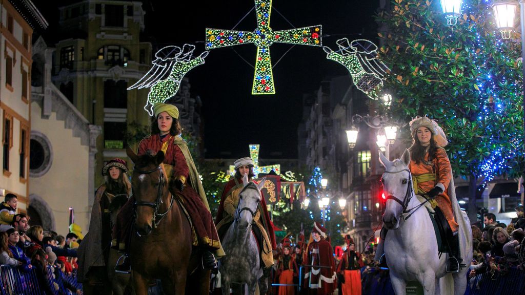 Oviedo celebro su tradicional Cabalgata de Reyes que recorrió las principales calles del centro de la ciudad