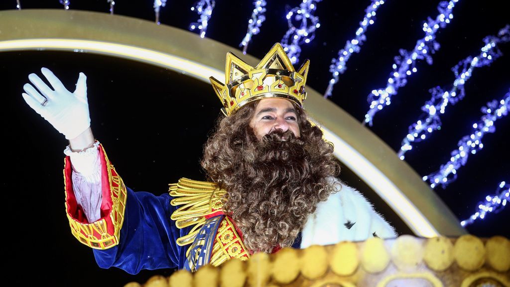 El Rey Gaspar saluda desde su carroza durante la tradicional Cabalgata de los Reyes Magos