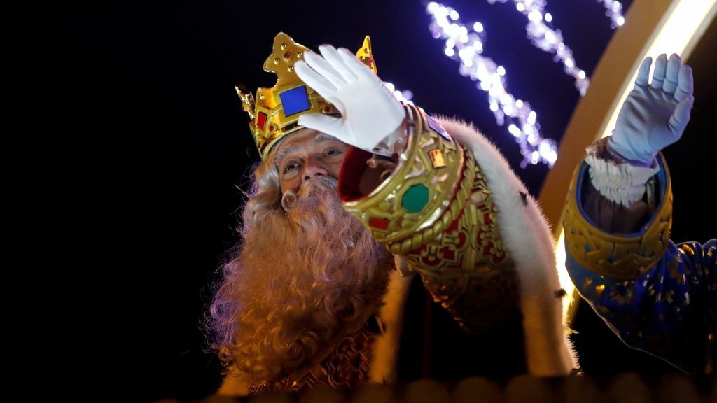 El Rey Melchor saluda desde su carroza durante la tradicional Cabalgata de los Reyes Magos de Oriente