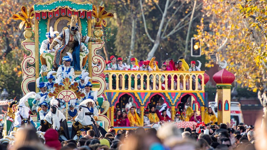 El rey Gaspar en su carroza durante la cabalgata de los Reyes Magos en Sevilla