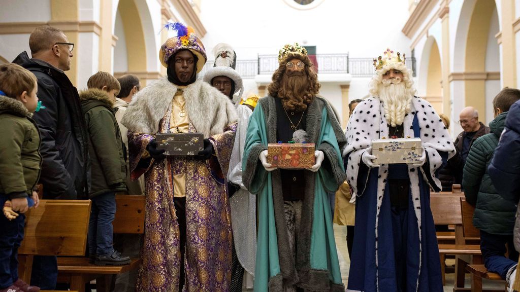 Los Reyes Magos efectúan la tradicional ofrenda de oro, incienso y mirra durante la Cabalgata de Reyes en Mallorca