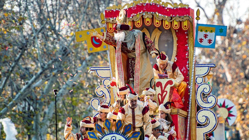 El rey Melchor en su carroza durante la cabalgata de los Reyes Magos en Sevilla