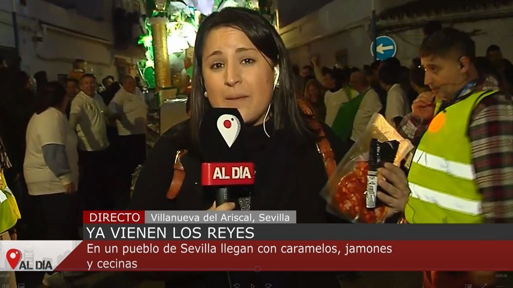 En Villanueva del Ariscal los Reyes llegan cargados de caramelos, pero también de jamones y embutidos