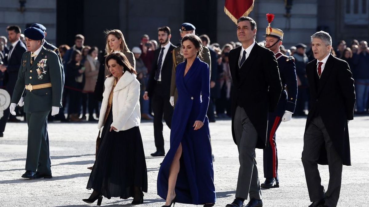 La Reina Letizia deslumbra en la Pascua Militar con un sencillo vestido azul y joyas reales La Reina Letizia deslumbra en la Pascua Militar con un sencillo vestido azul y joyas reales