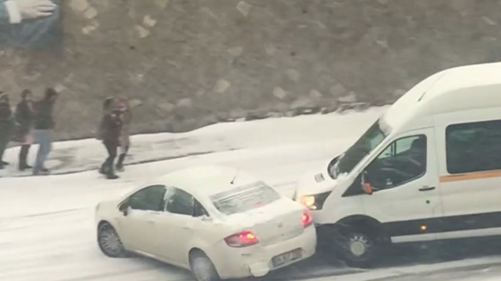 El hielo y la pendiente de una calle en Ankara provocan una colisión múltiple de vehículos