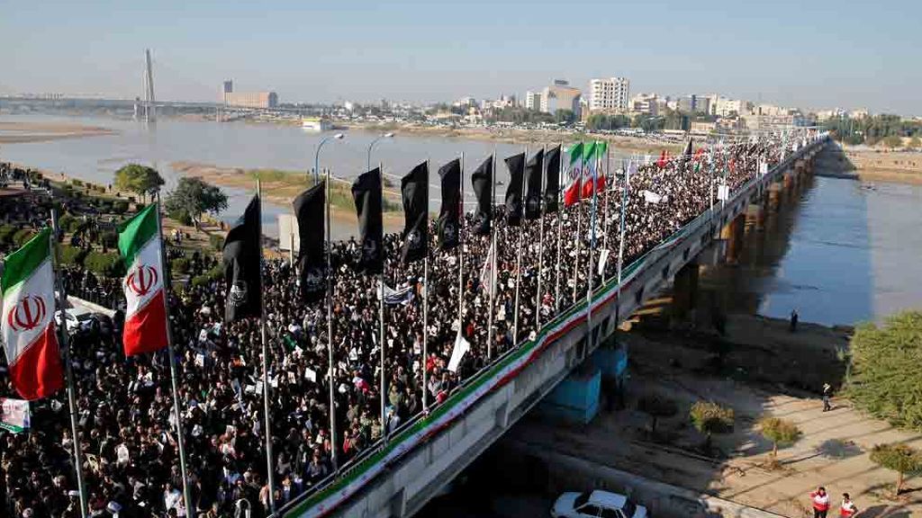 Cientos de miles de personas participan en el funeral de Soleimani y piden venganza Cientos de miles de personas participan en el funeral de Soleimani y piden venganza