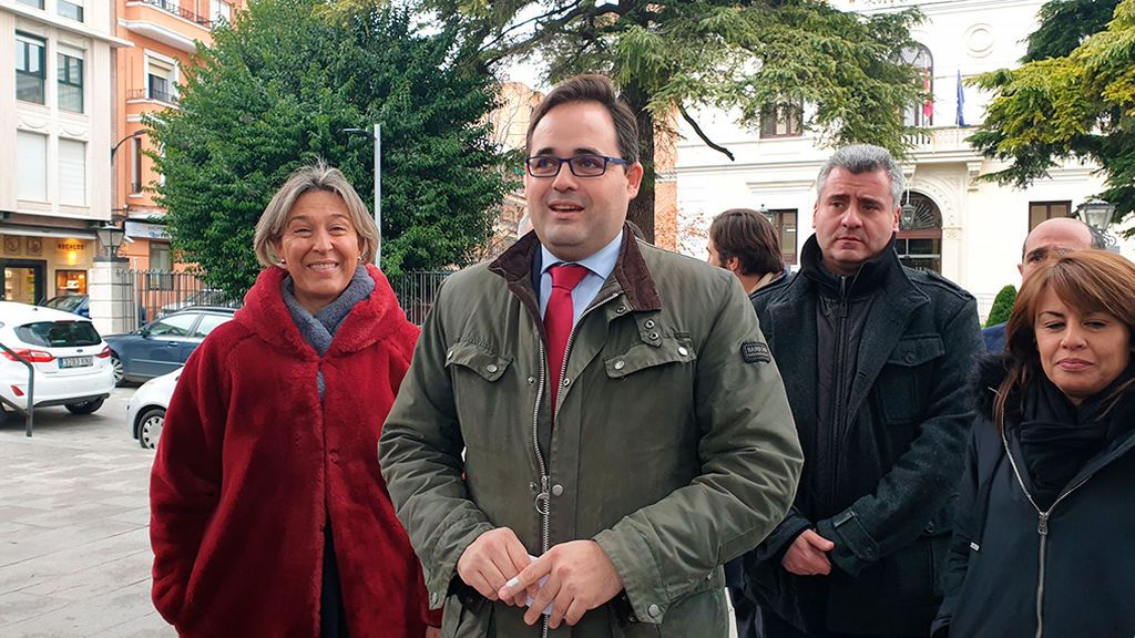 Concentraciones del PP para presionar a barones socialistas como Page o Fernández Vara Concentraciones del PP para presionar a barones socialistas como Page o Fernández Vara