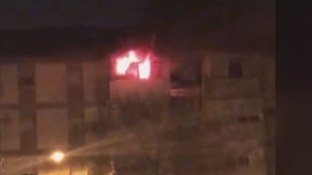 Dos muertos y un bebé en la UCI tras un incendio en un bloque de pisos en Huelva