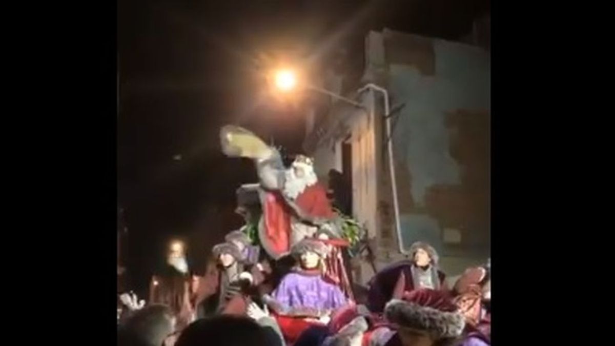 El Rey Melchor pierdes los nervios y ataca con caramelos al público de la cabalgata de Tarrasa