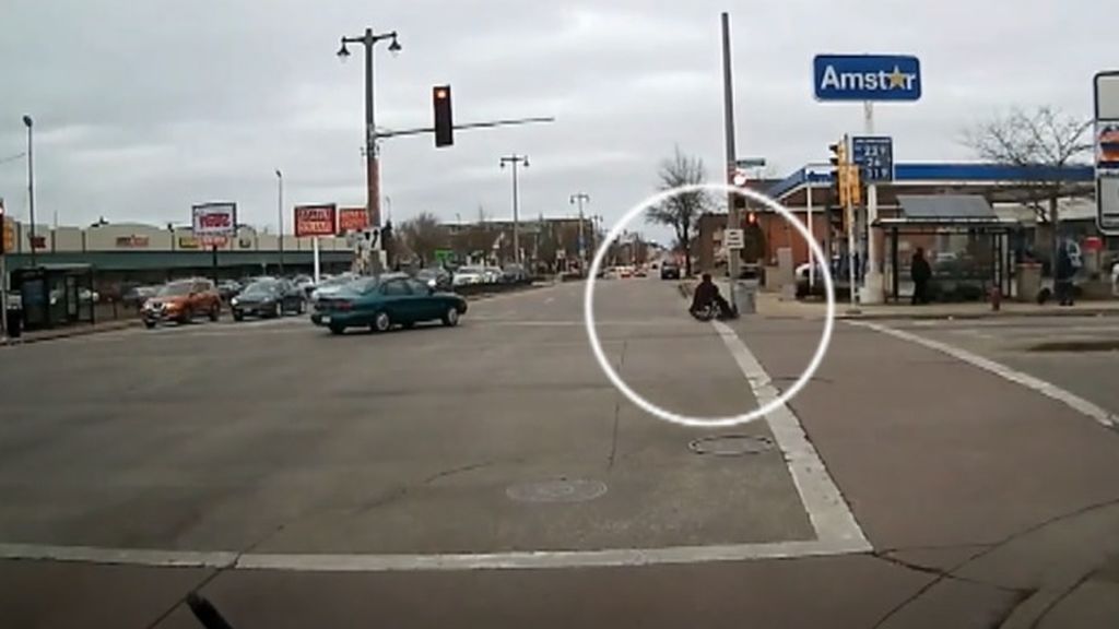 Detiene el autobús para ayudar a una mujer en silla de ruedas a cruzar la calle