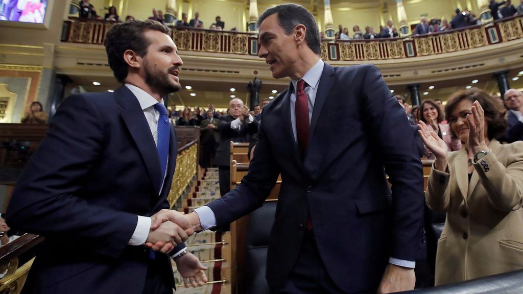 El momento en que Casado da la mano a Sánchez tras quedar investido presidente