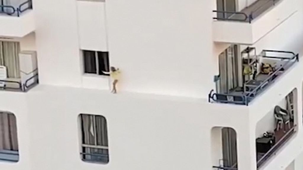 Imagen de infarto de una niña en la cornisa de un edificio