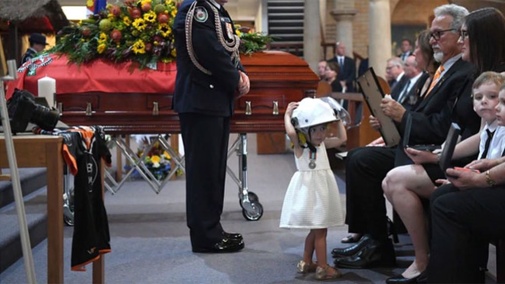 La imagen de la niña con el casco de su padre bombero muerto hace llorar a Australia