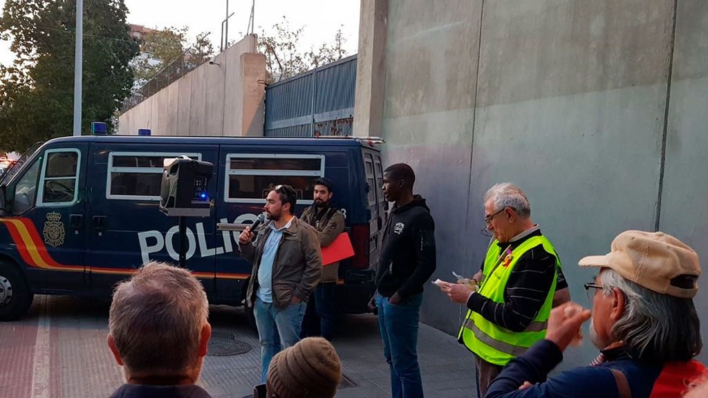 Libre el hombre que iba a ser deportado hoy al resistirse a entrar en el avión Libre el hombre que iba a ser deportado hoy al resistirse a entrar en el avión