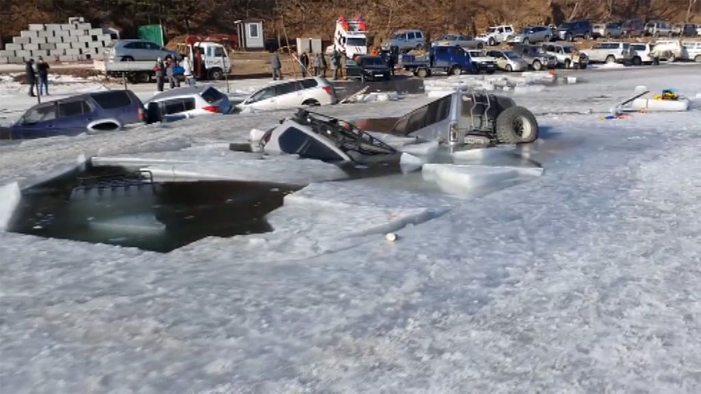 Un lago helado se resquebraja en Rusia y sumerge en efecto dominó a una veintena de vehículos