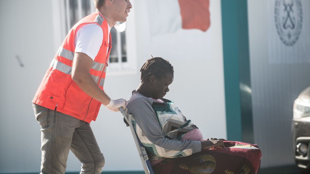 Muere un bebé que nació en pleno viaje en patera con destino a Lanzarote Muere un bebé que nació en pleno viaje en patera con destino a Lanzarote