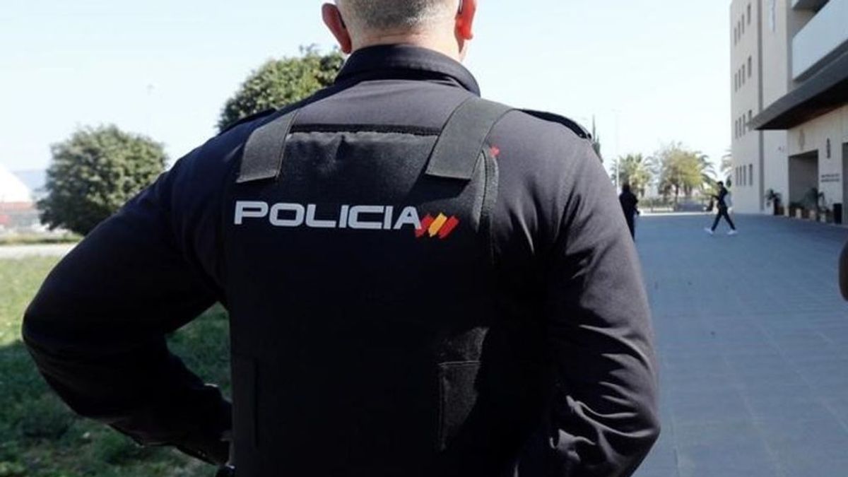 La Policía auxilia a un anciano en su casa de Fuengirola tras recibir un aviso desde Manchester