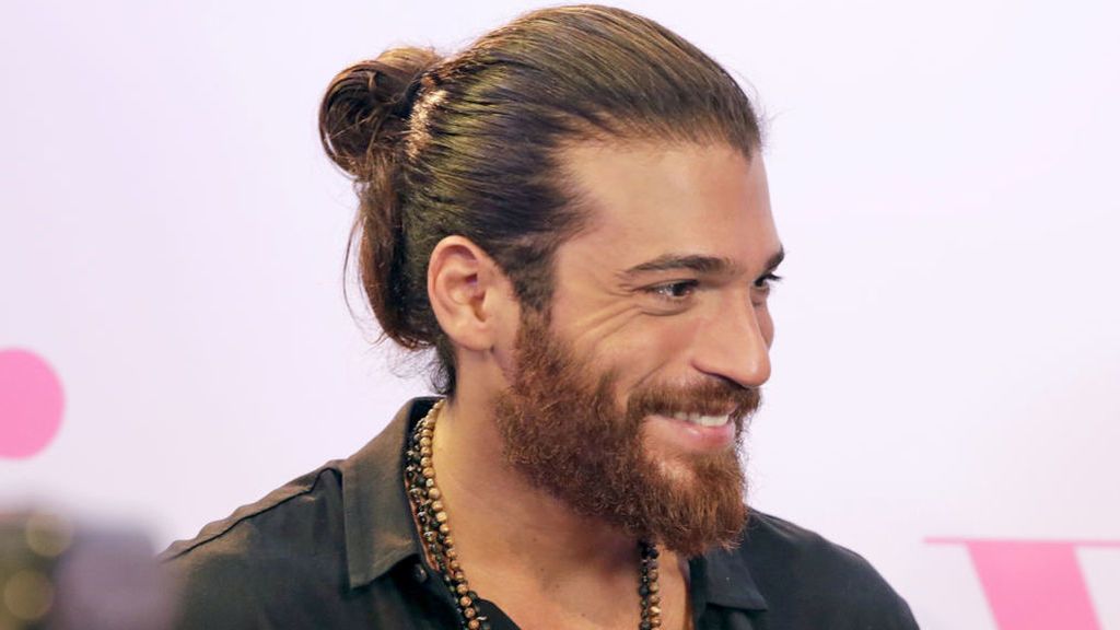 Se filtra el nuevo look de Can Yaman con el pelo corto: le comparan con Pedro Sánchez