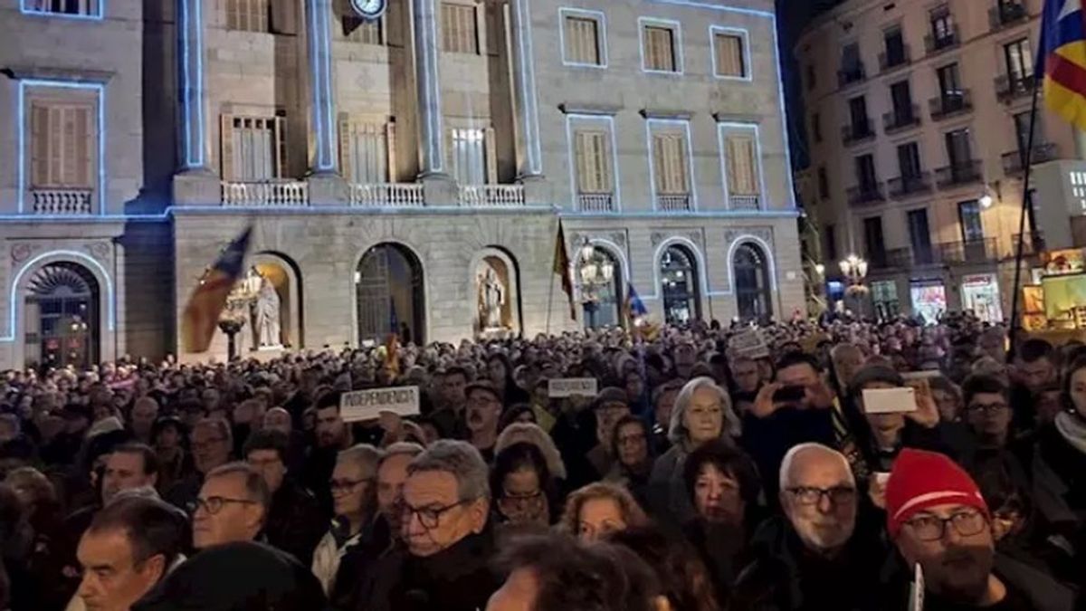 Investigan la retirada de la bandera española del Palau de la Generalitat tras la inhabilitación de Torra