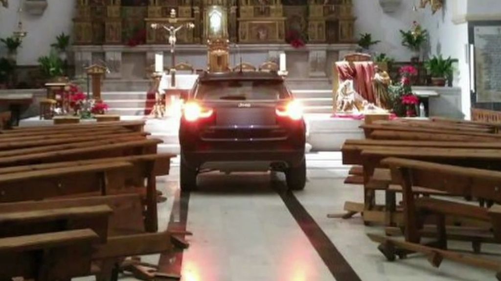 Una “fuerza oscura” le obliga a empotrar su coche contra una Iglesia de Sonseca