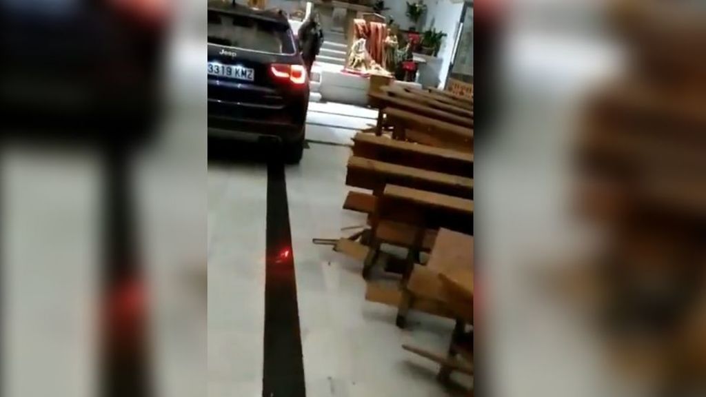 Empotra su coche contra el altar de una iglesia de Toledo y dice "estar endemoniado" Empotra su coche contra el altar de una iglesia de Toledo y dice "estar endemoniado"