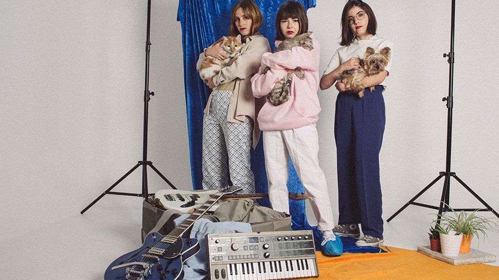 Cariño, el trío 'indie' femenino español que arrasa en festivales y actuará en Coachella Cariño, el trío 'indie' femenino español que arrasa en festivales y actuará en Coachella