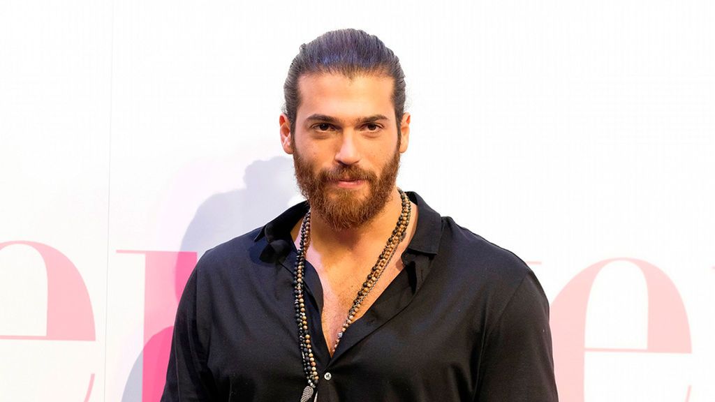 Can Yaman se corta el pelo y las redes le comparan con Pedro Sánchez Can Yaman se corta el pelo y las redes le comparan con Pedro Sánchez